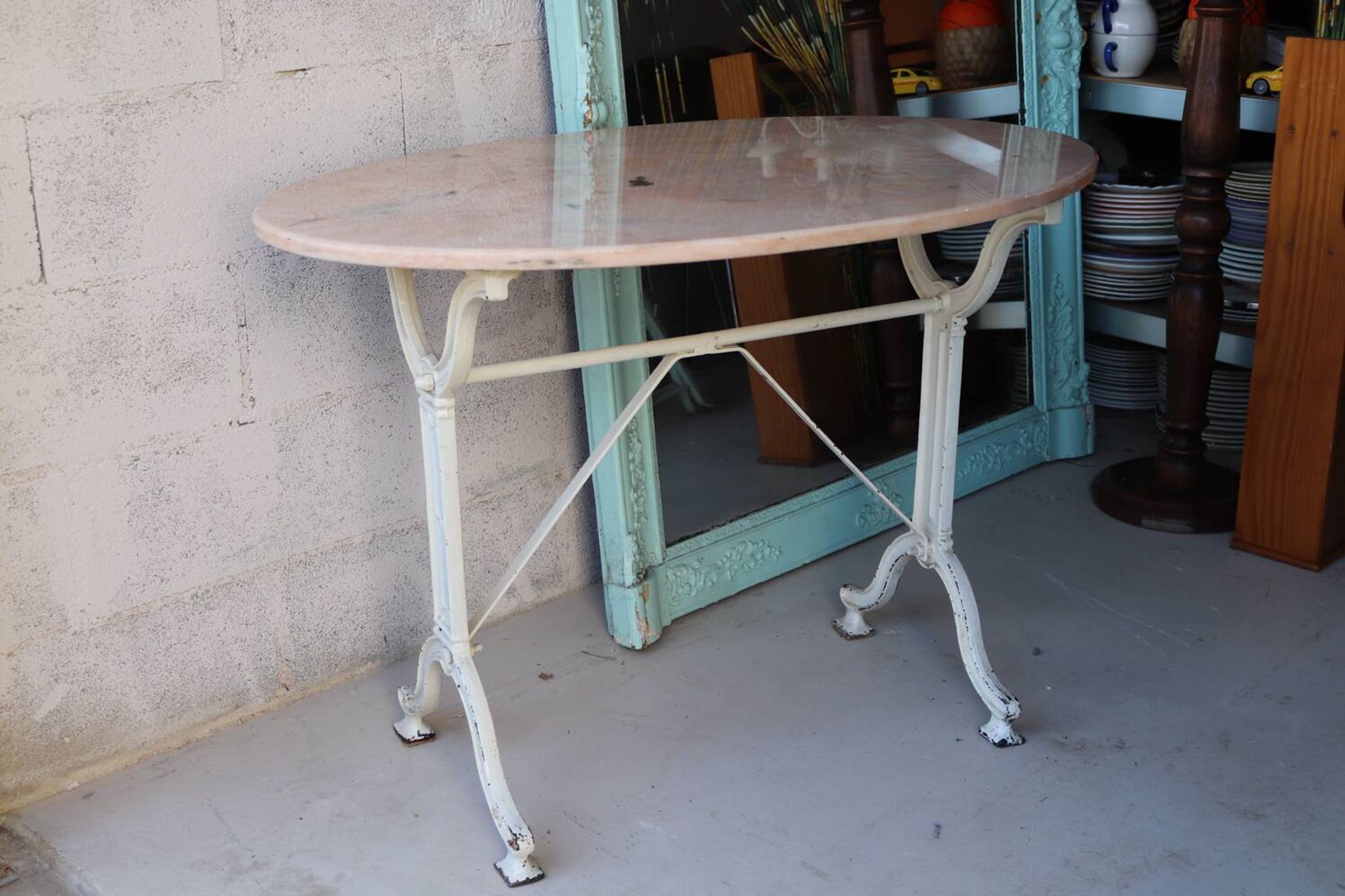 Table de jardin ancienne en fonte et marbre rose