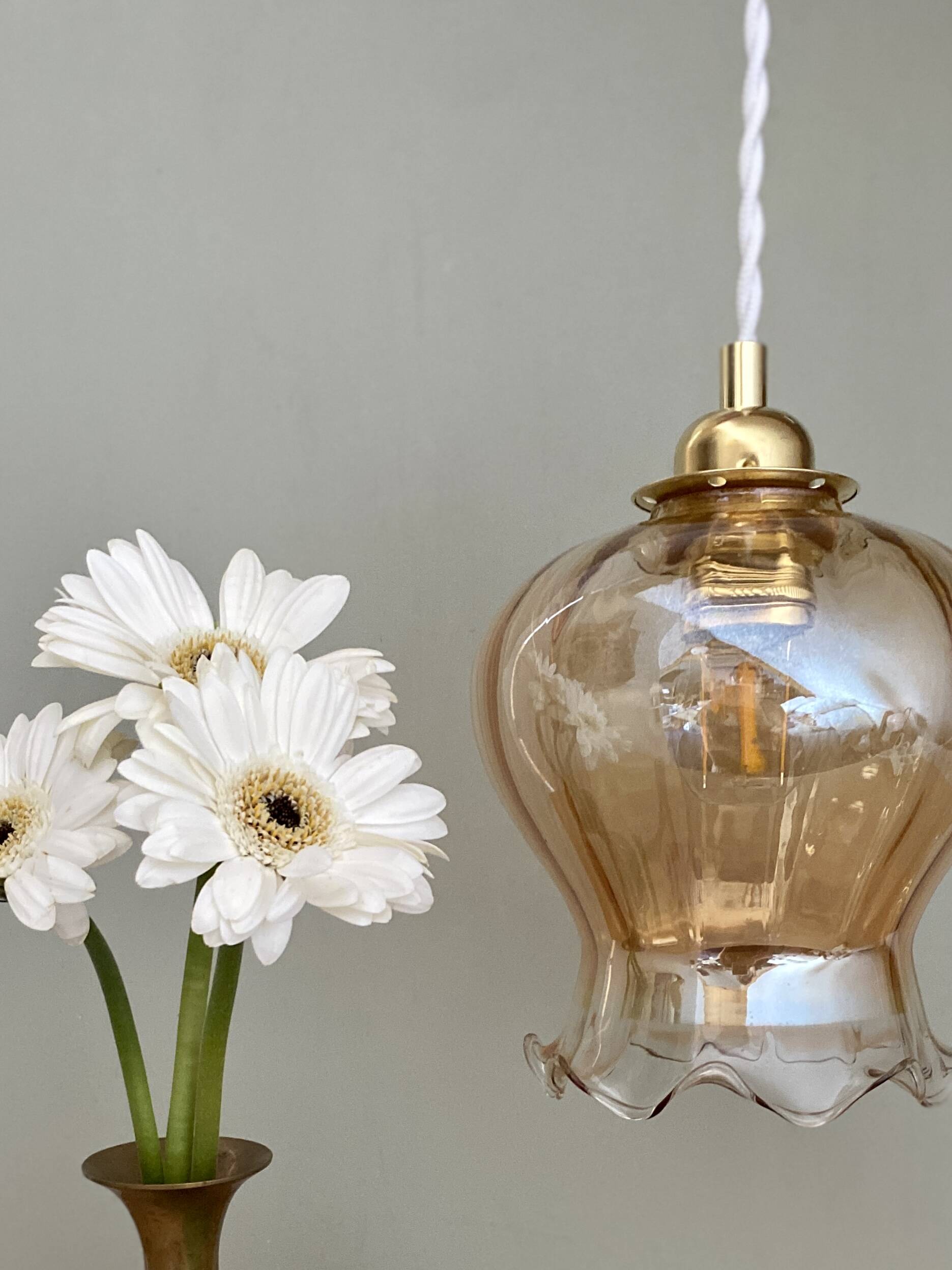 Susspension globe vintage en verre ambré légèrement nacré