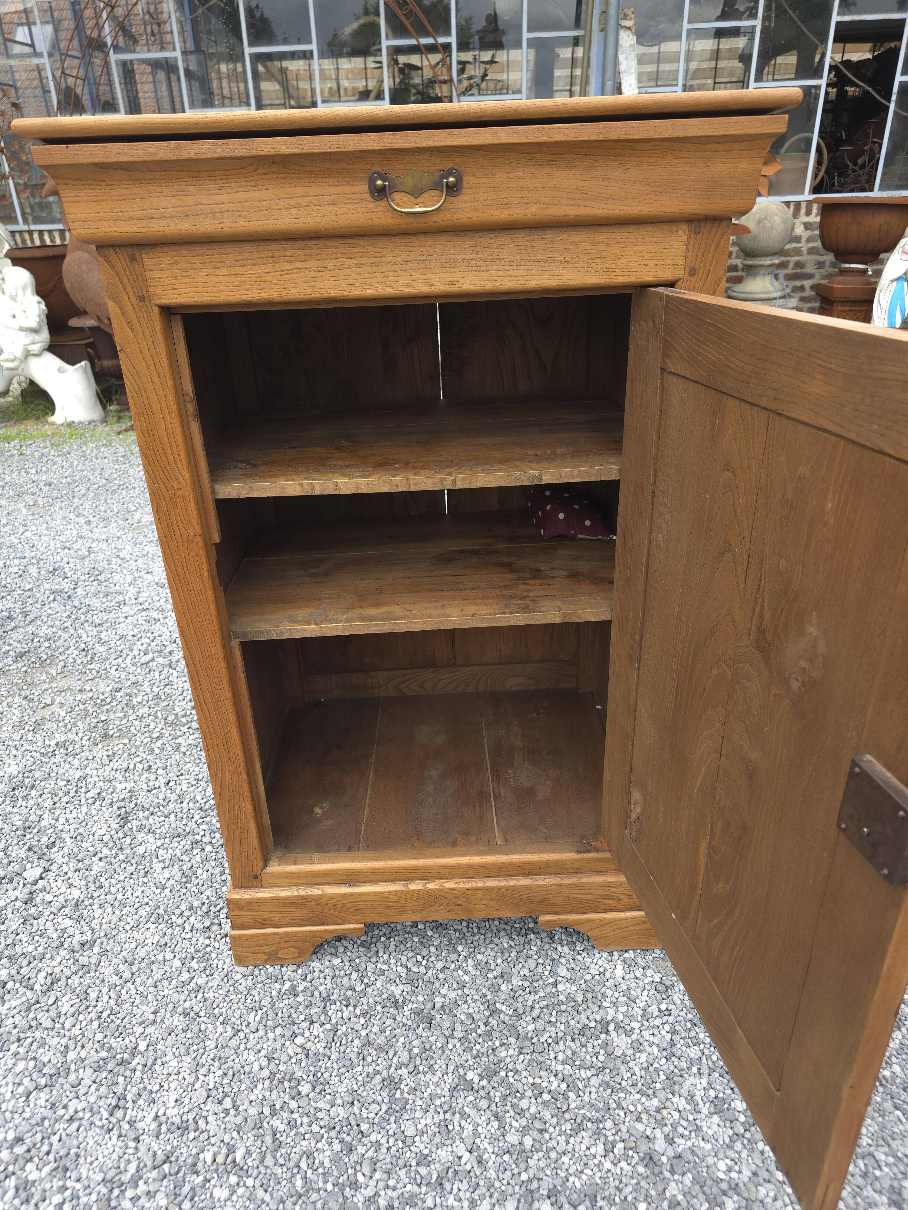 Buffet cabinet in solid elm