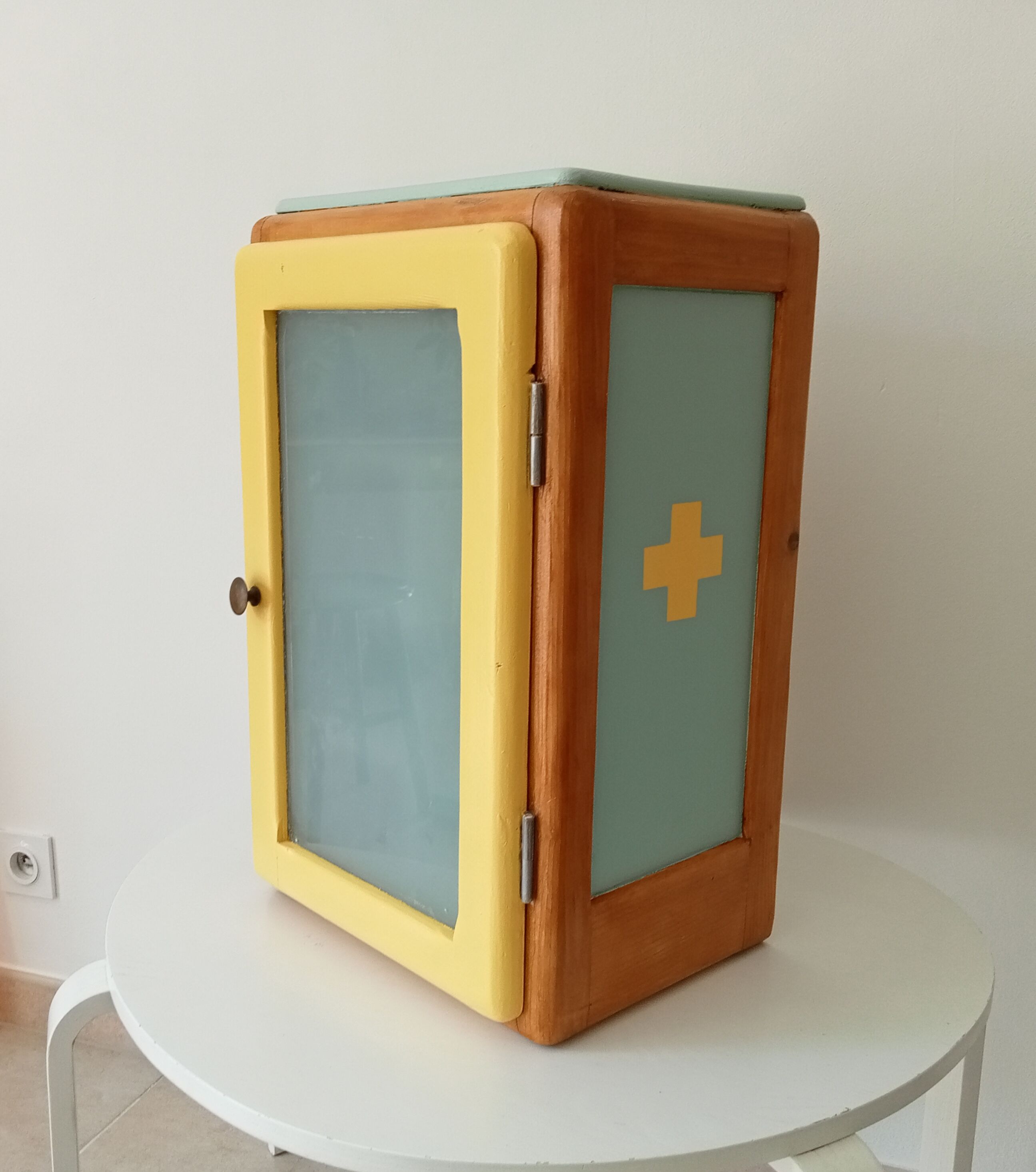 Vintage medicine cabinet 50s