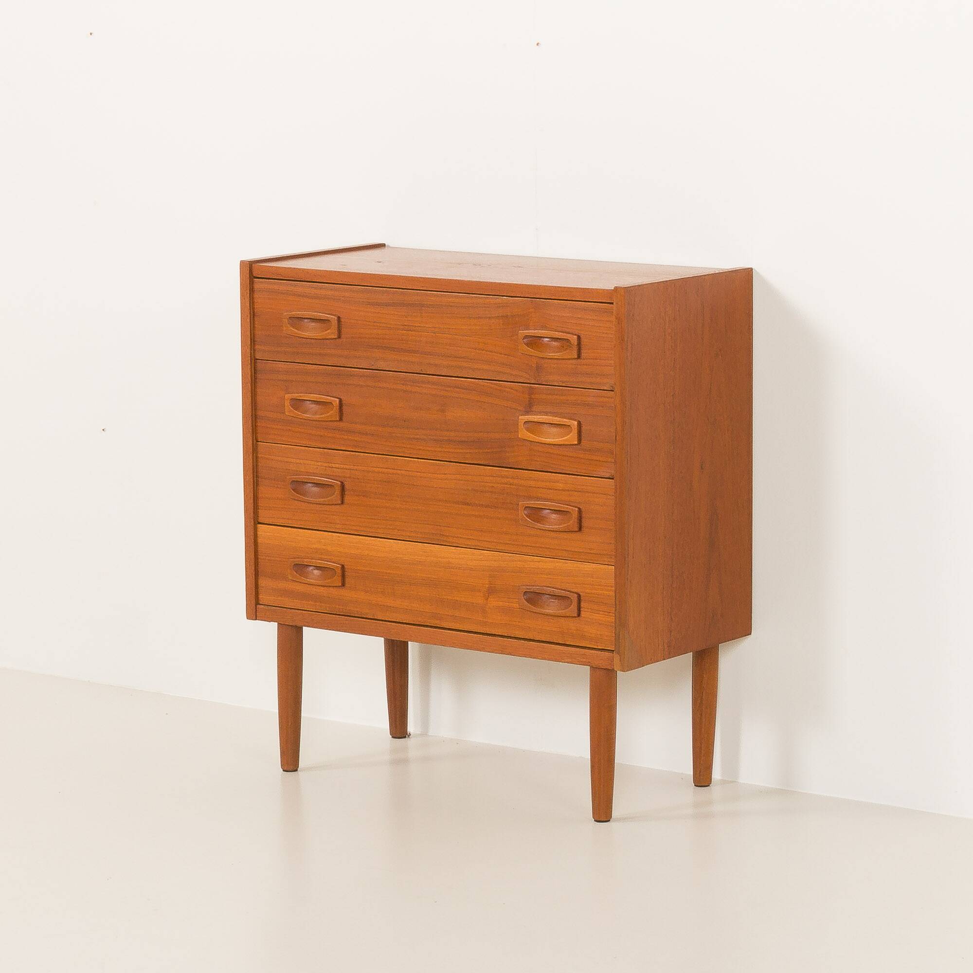 Petite commode en teck à 4 tiroirs, Danemark, années 1960