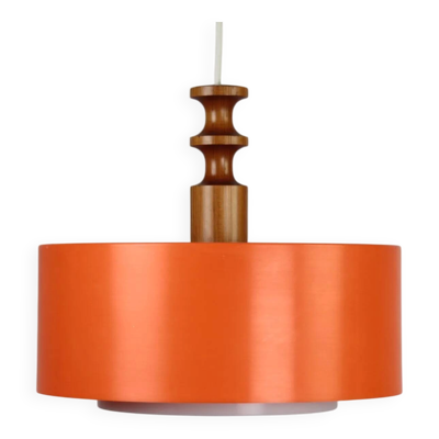 Lampe suspendue en plexiglas orange et pin, modèle 30 01.00 — Luxus Vittsjö, Suède, années 1970