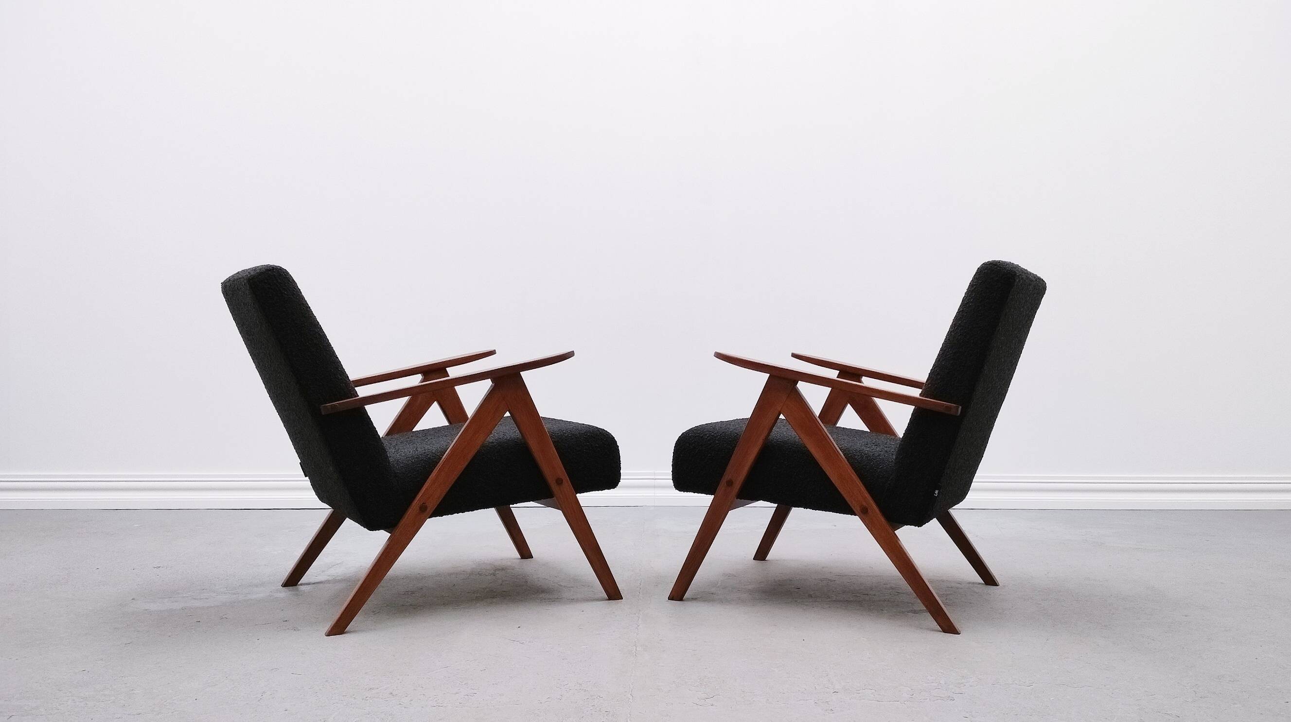 Mid-Century Easy Chair, Model B 310 Var, in Black Shield