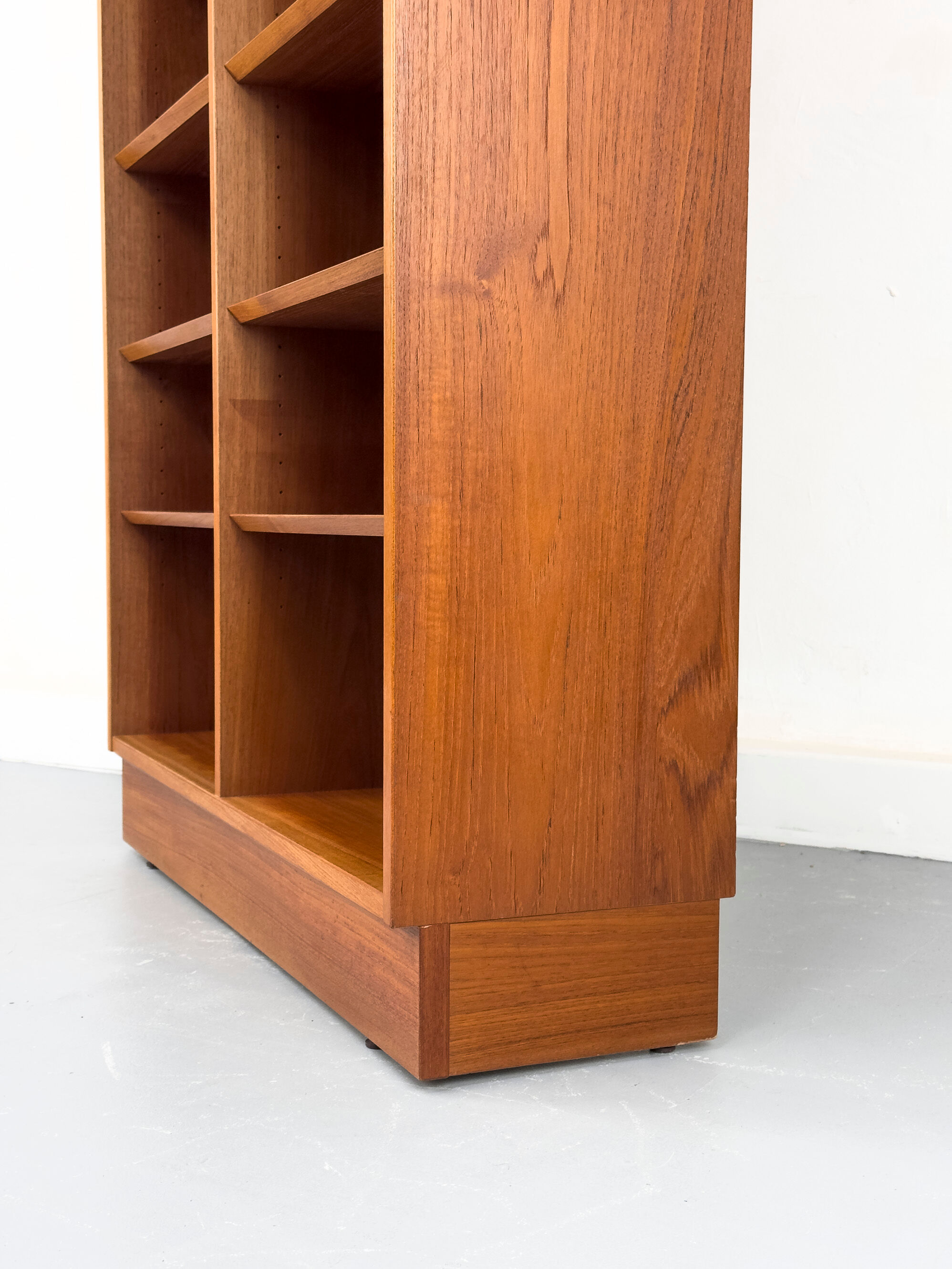 Bibliothèque en teck par Carlo Jensen pour Hundevad & Co., 1960