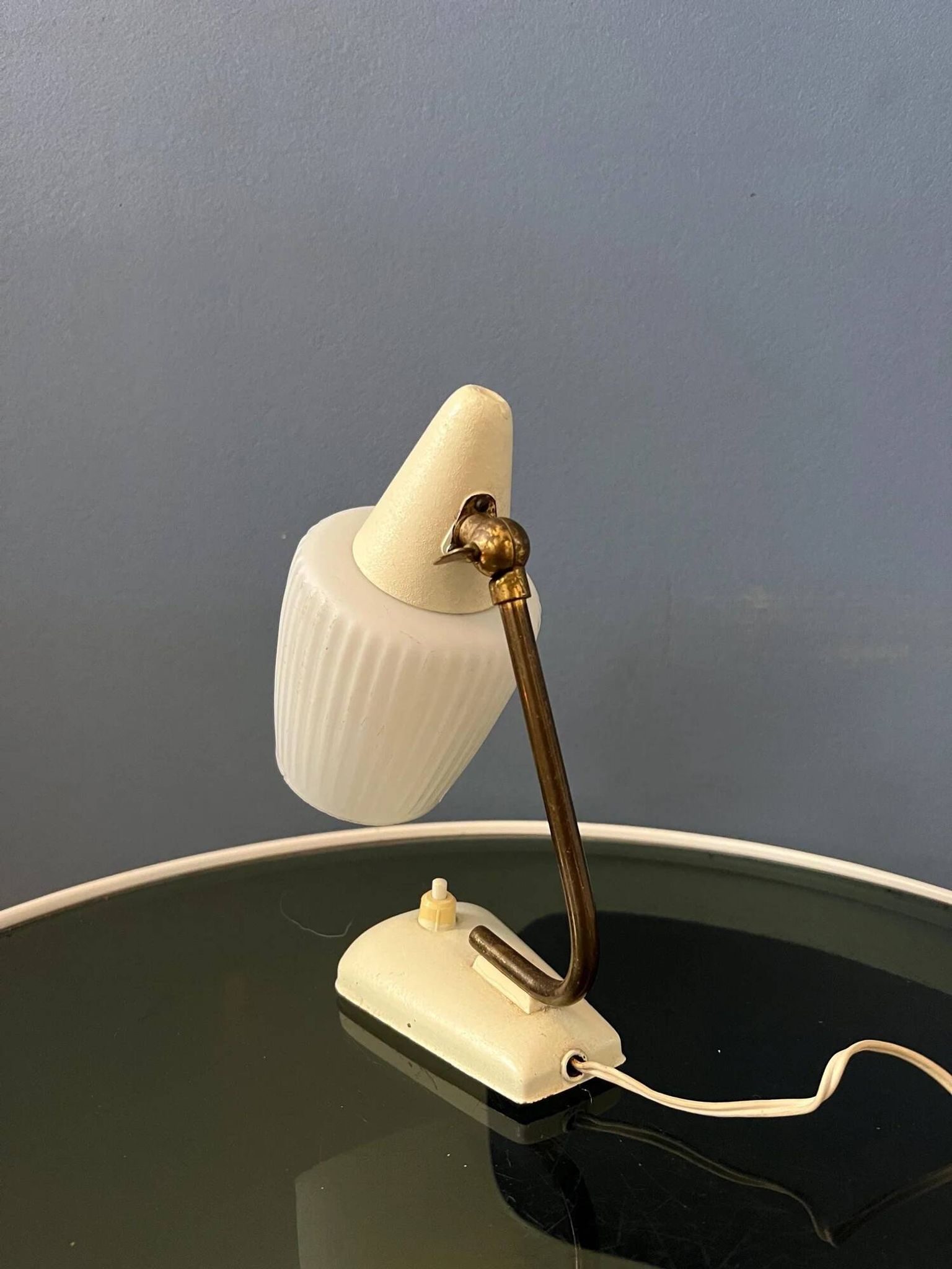 Lampe de bureau en verre opalin de style Art déco du milieu du siècle
