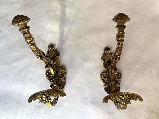 Gilded bronze hook nineteenth, Louis XVI, chimera decoration