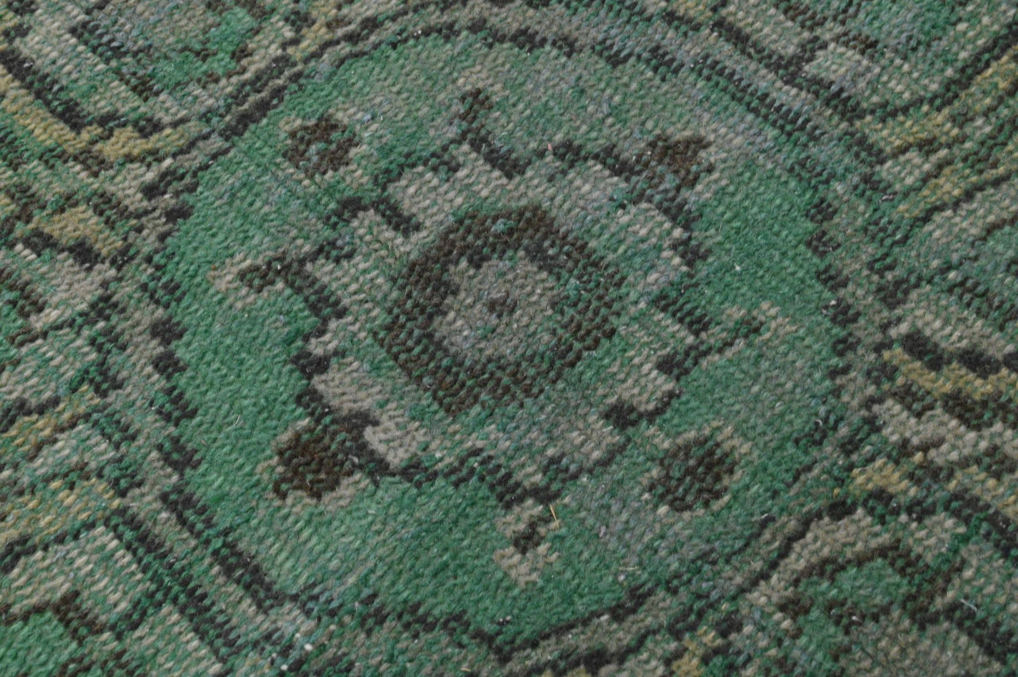 Vintage green and olive Turkish rug with a medallion, hand-knotted, 160 x 262 cm.