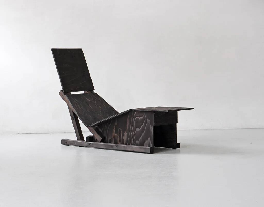 Chaise en contreplaqué '4PM Self Build' par Mass Productions / Aram