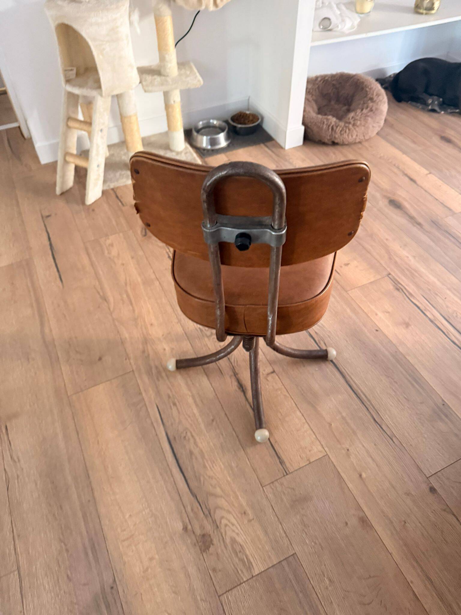 Chaise bienaise en métal et cuir