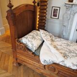Lit ancien en bois sculpté