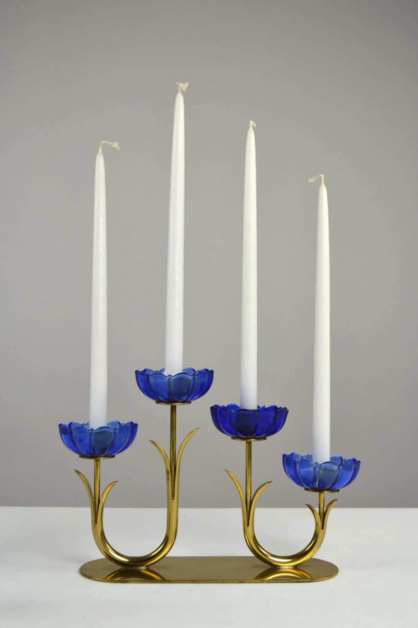 Bougeoirs en laiton massif et en verre artistique bleu cobalt par Gunnar Ander pour Ystad-Metall, Suède, années 1950.