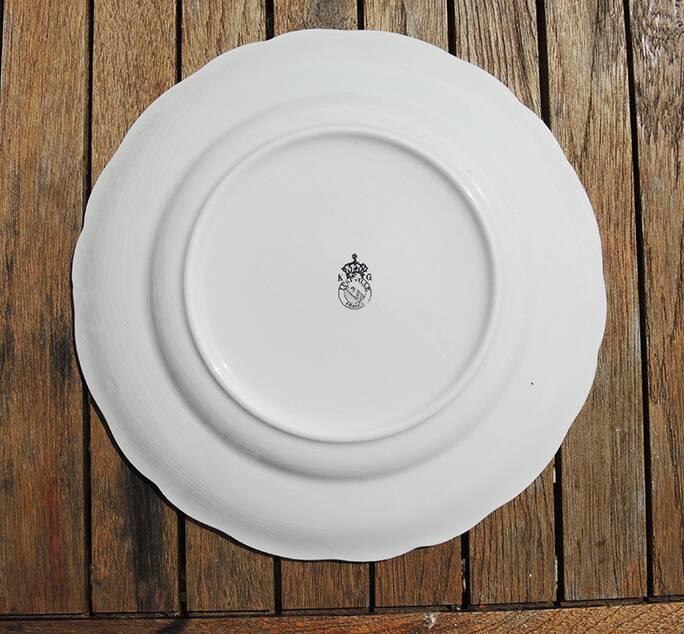 Former Keller & Guerin Lunéville Tableware Service (52 pcs)