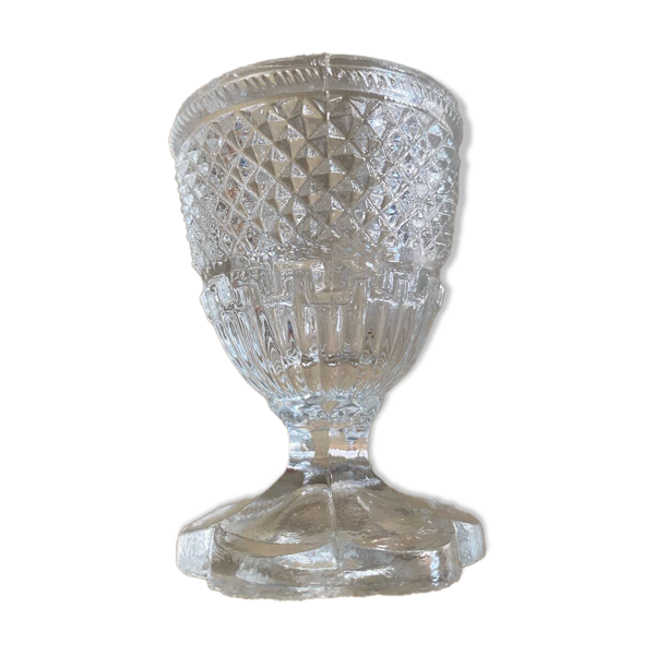 Coquetier en verre moulé pressé ancien
