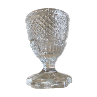 Coquetier en verre moulé pressé ancien