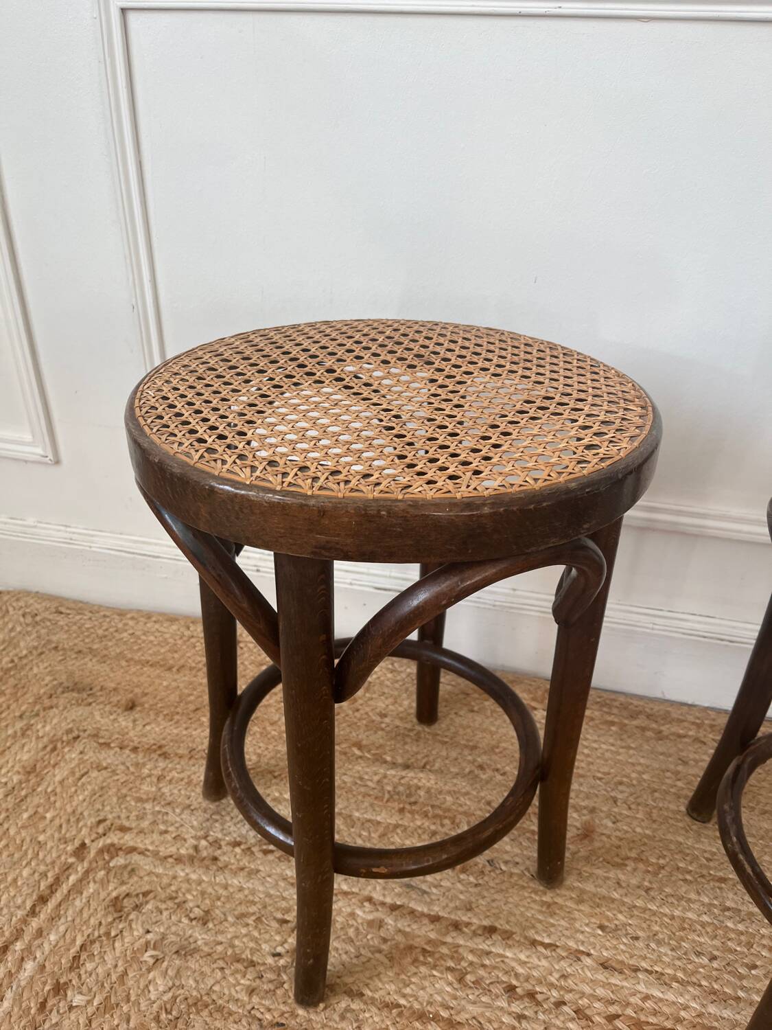 Paire de tabourets viennois bois courbe et cannage années 50