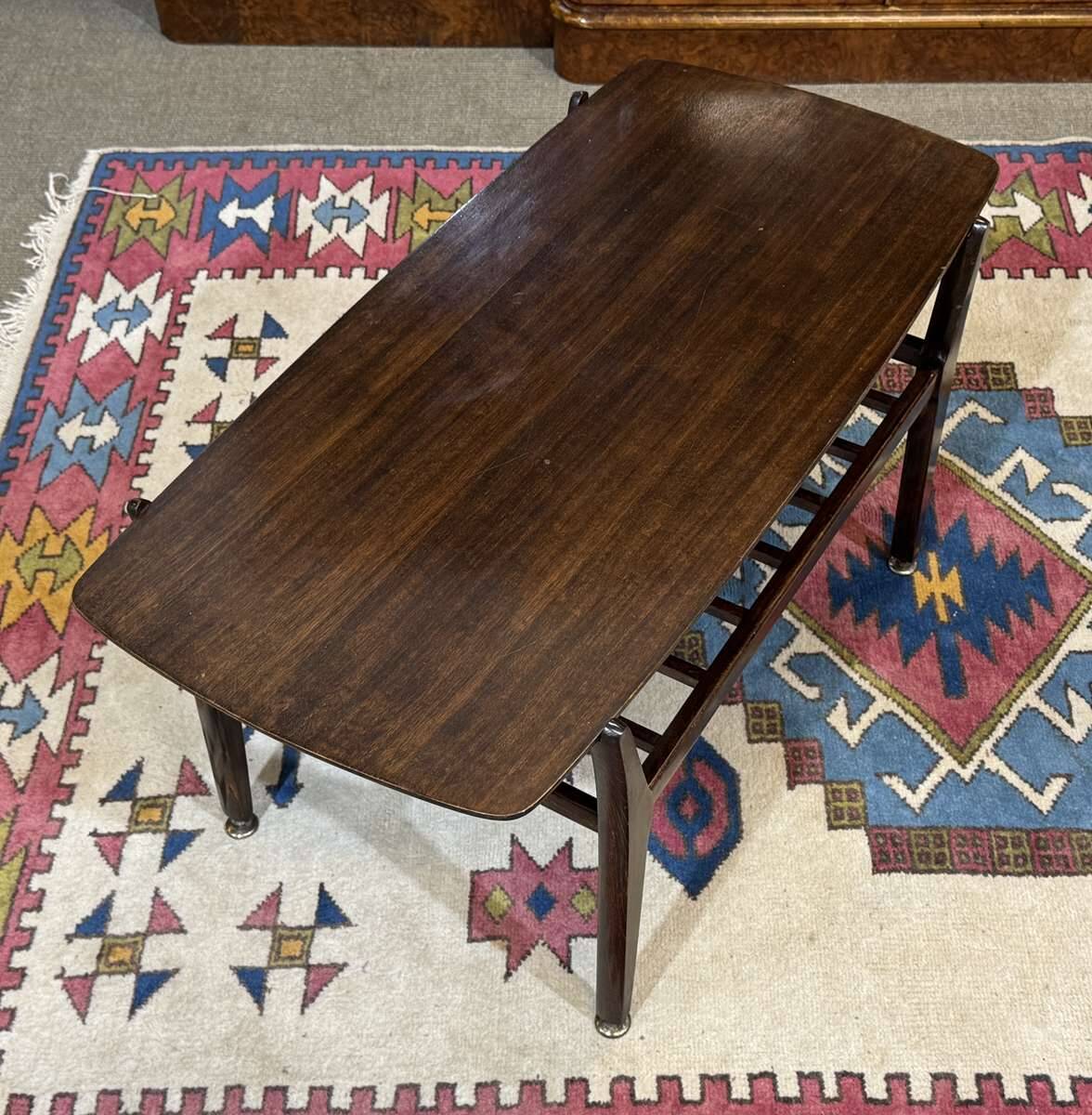 Table basse anglaise en acajou et hêtre des années 70