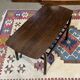 Table basse anglaise en acajou et hêtre des années 70