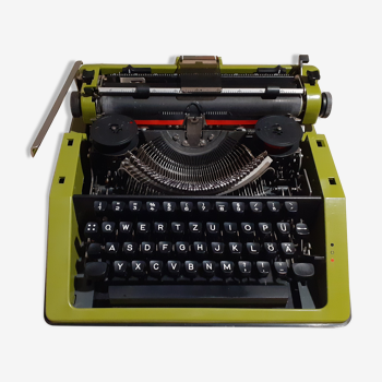 Machine à écrire portable olympia monica, olympia werke ag vilhelmshaven, fabriqué au royaume-uni