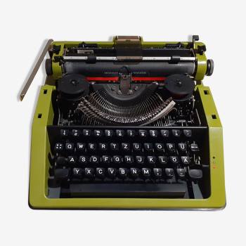 Olympia monica portable typewriter, olympia werke ag vilhelmshaven, made in united kingdom