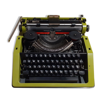 Olympia monica portable typewriter, olympia werke ag vilhelmshaven, made in united kingdom