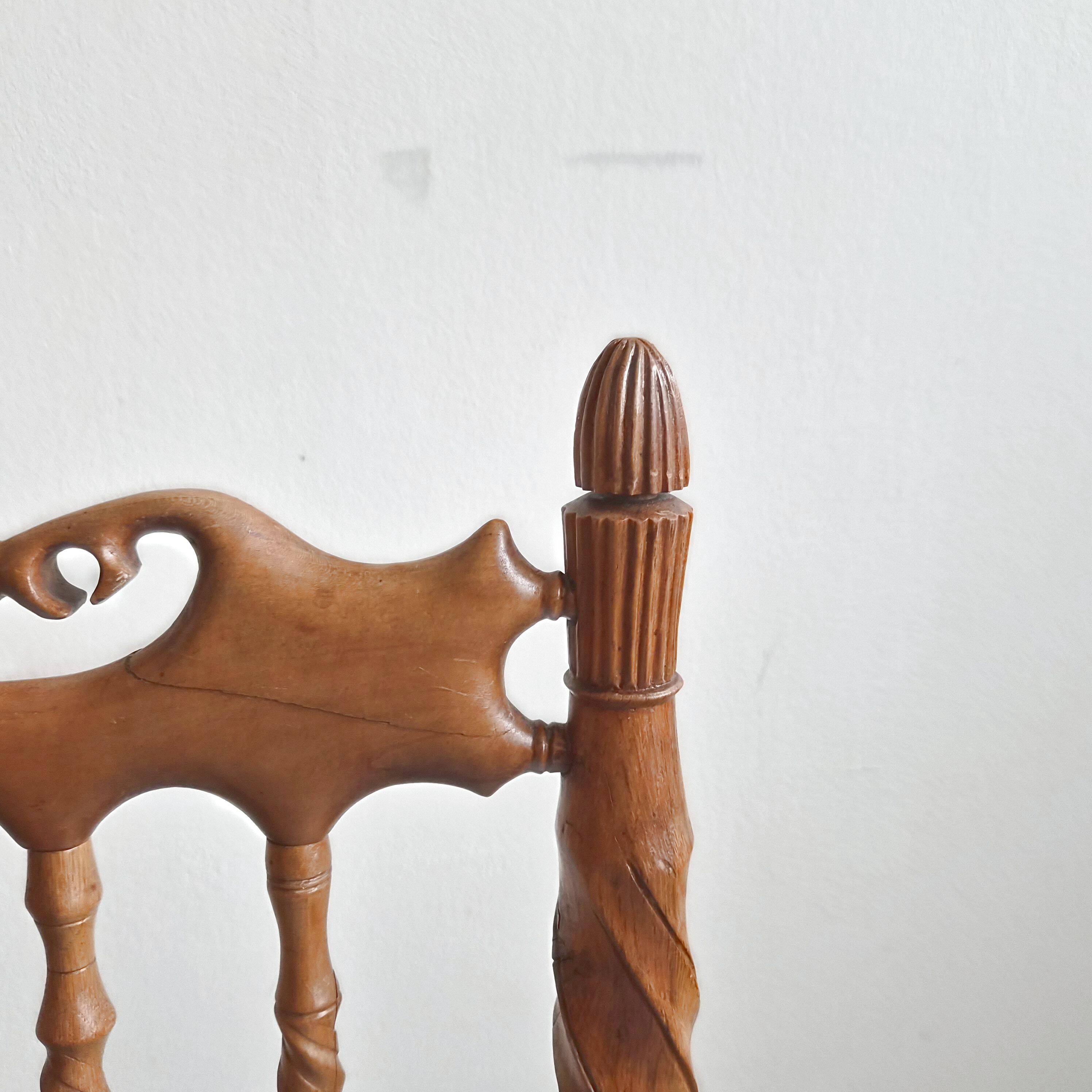 Chaise vintage en bois sculpté