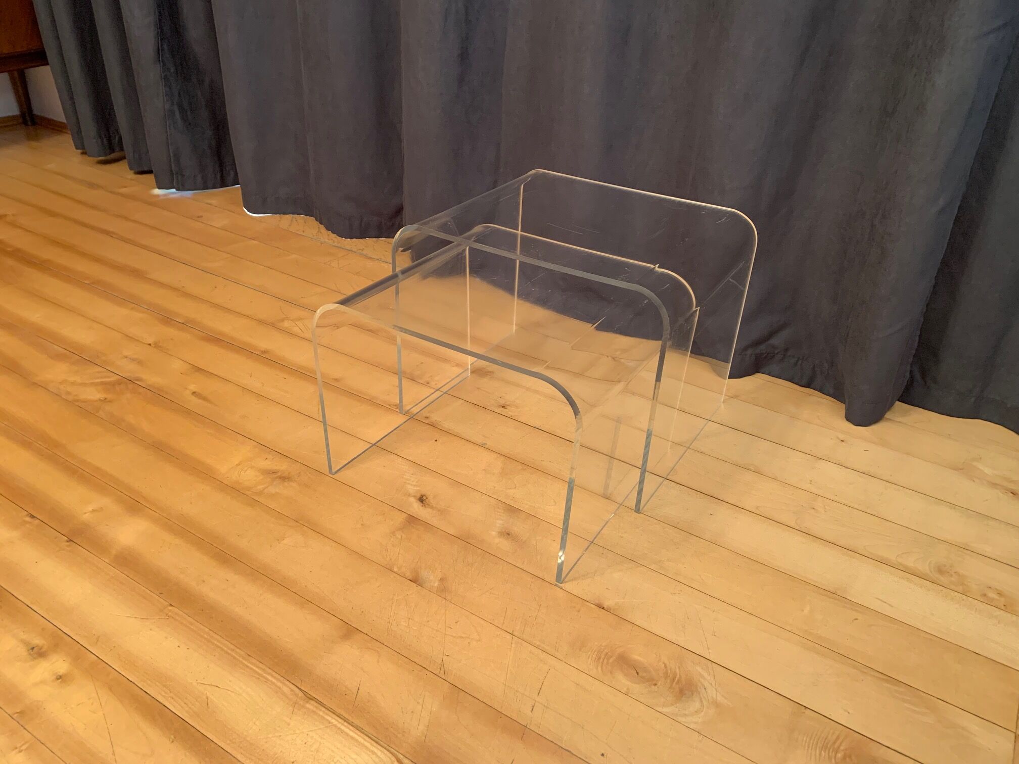 Une paire de tables Lucite des années 1970