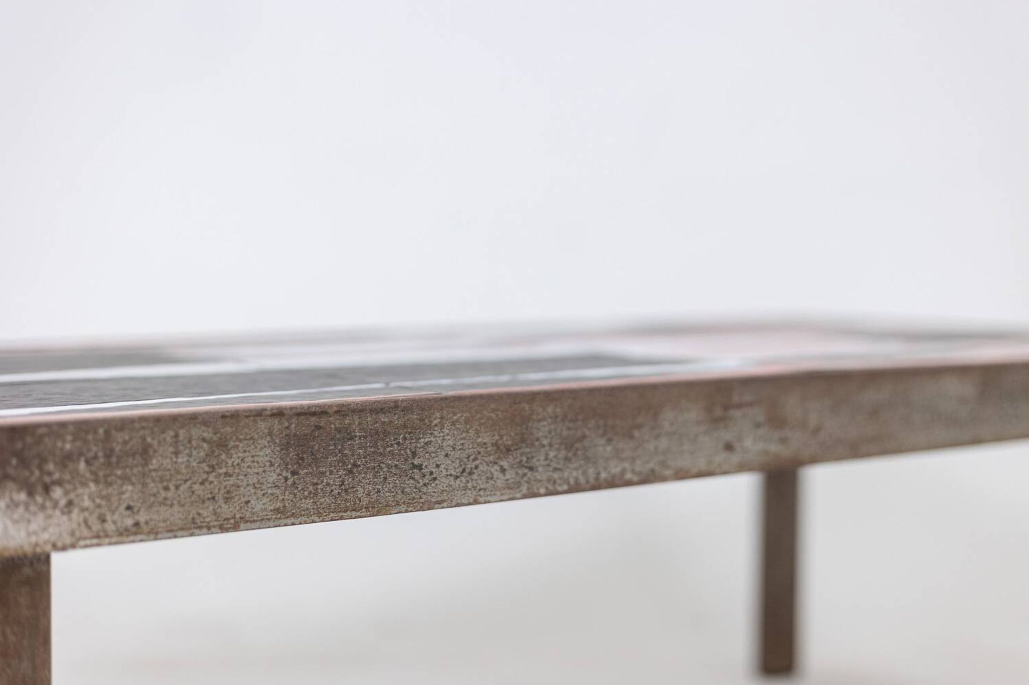 Capron. Table basse 'navette' en grès émaillé noir et rouge. Années 1960.