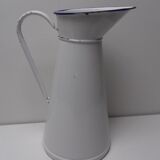 White enamelled broc, blue edé