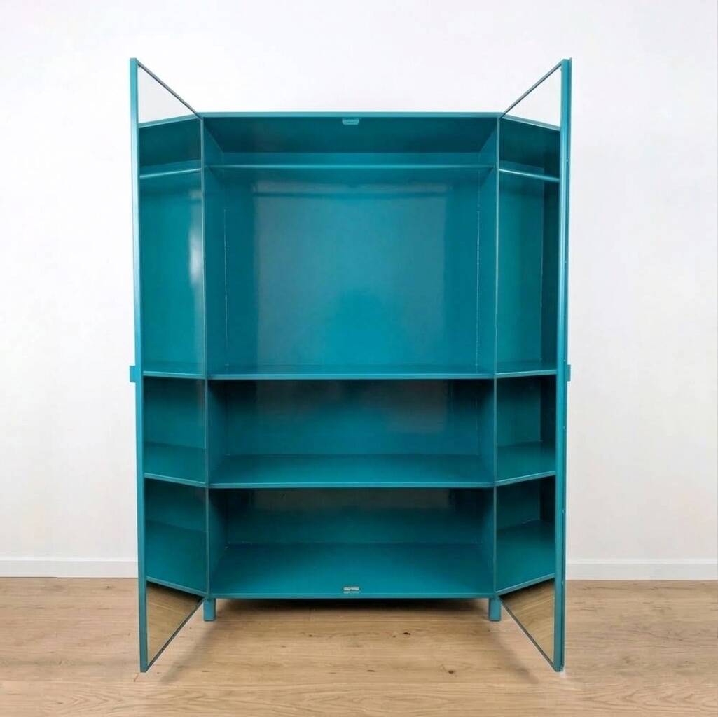 Armoire de style industriel avec des miroirs vieillis