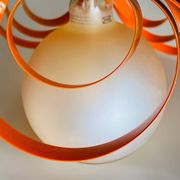 Lampe en métal orange moderne française avec un ruban