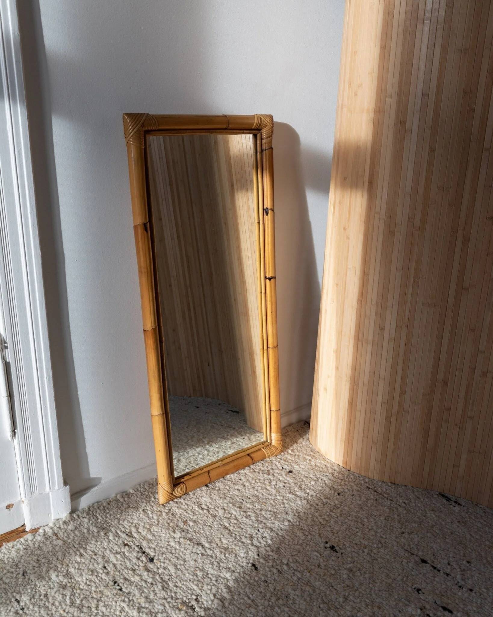 Miroir mural en bois de bambou XL en teinte miel naturel, fabriqué en Italie, vintage des années 1940, style mid-century.