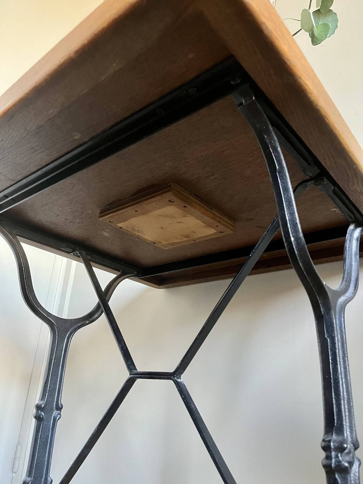 Superb square table made of solid oak from the 1960s, with a cast iron bistro base.
