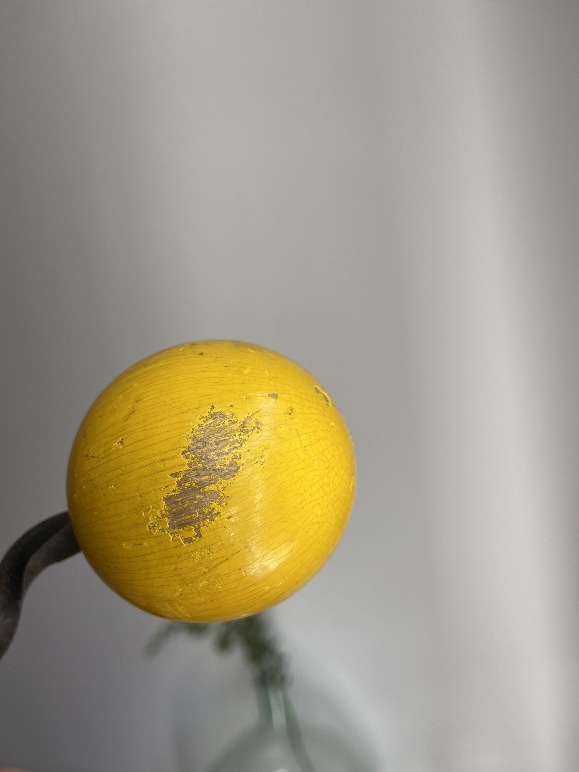 Patère vintage 2 boules en bois jaune