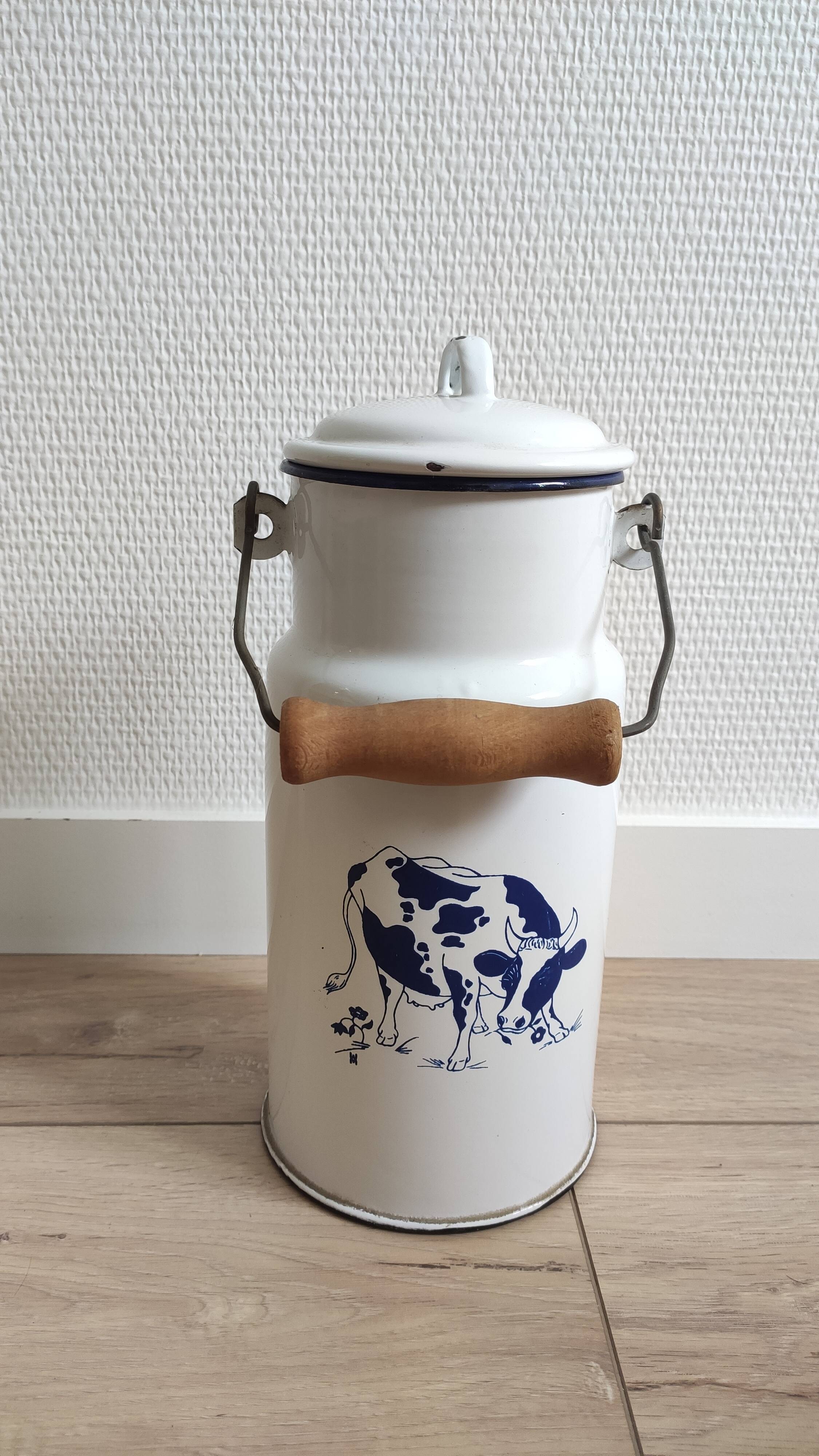 Pot à lait vintage en tôle émaillée