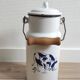 Pot à lait vintage en tôle émaillée