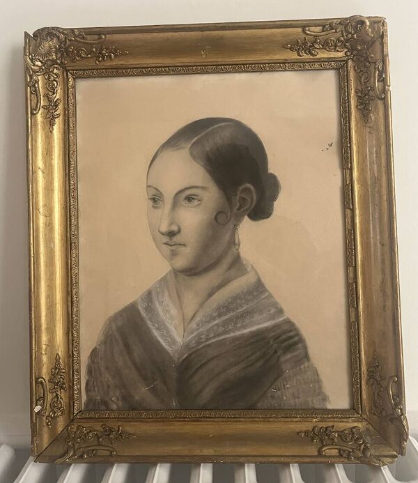 Portrait de jeune femme au fusain, école française vers 1840
