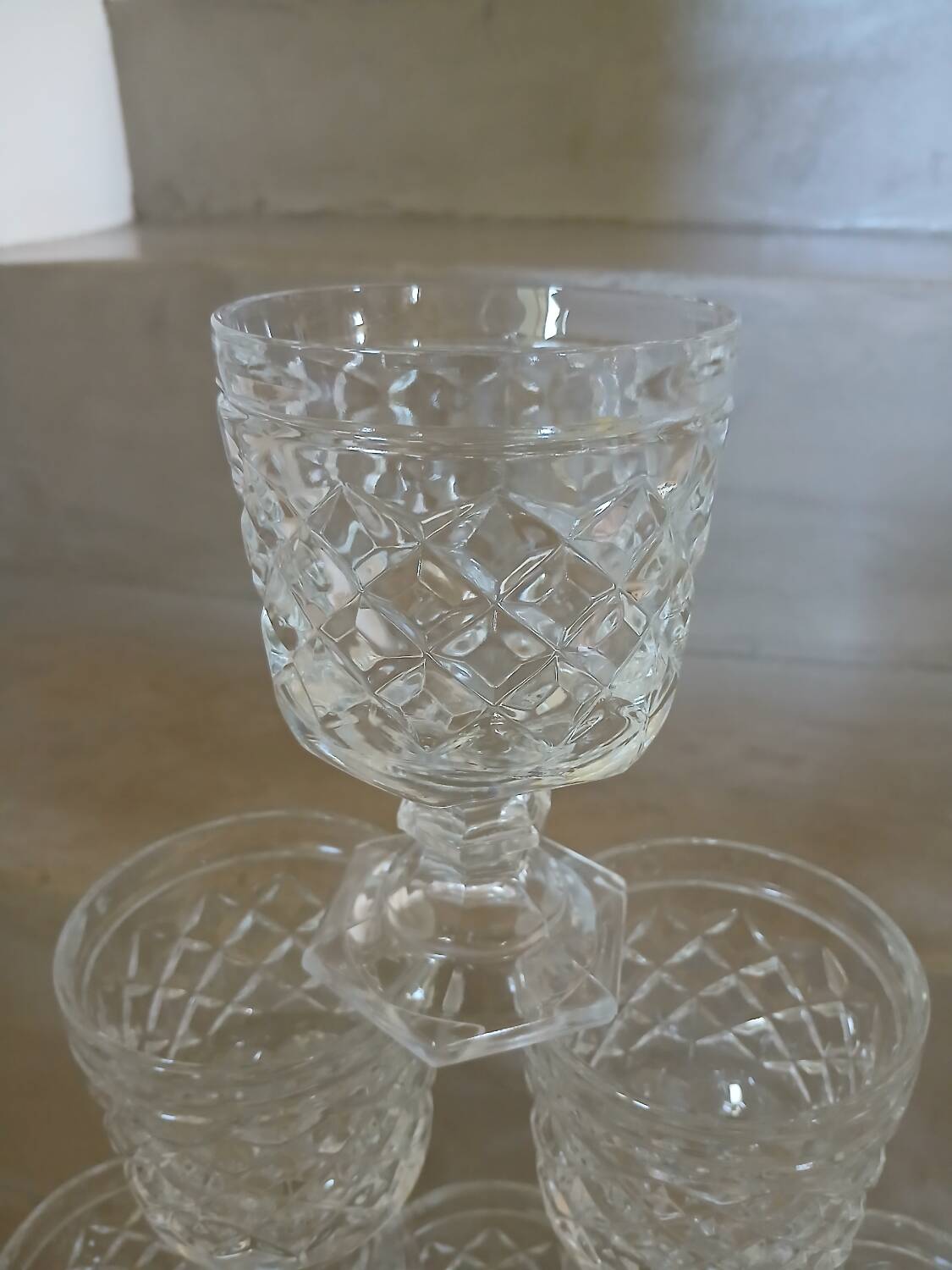6 verres à pied en verre taillé
