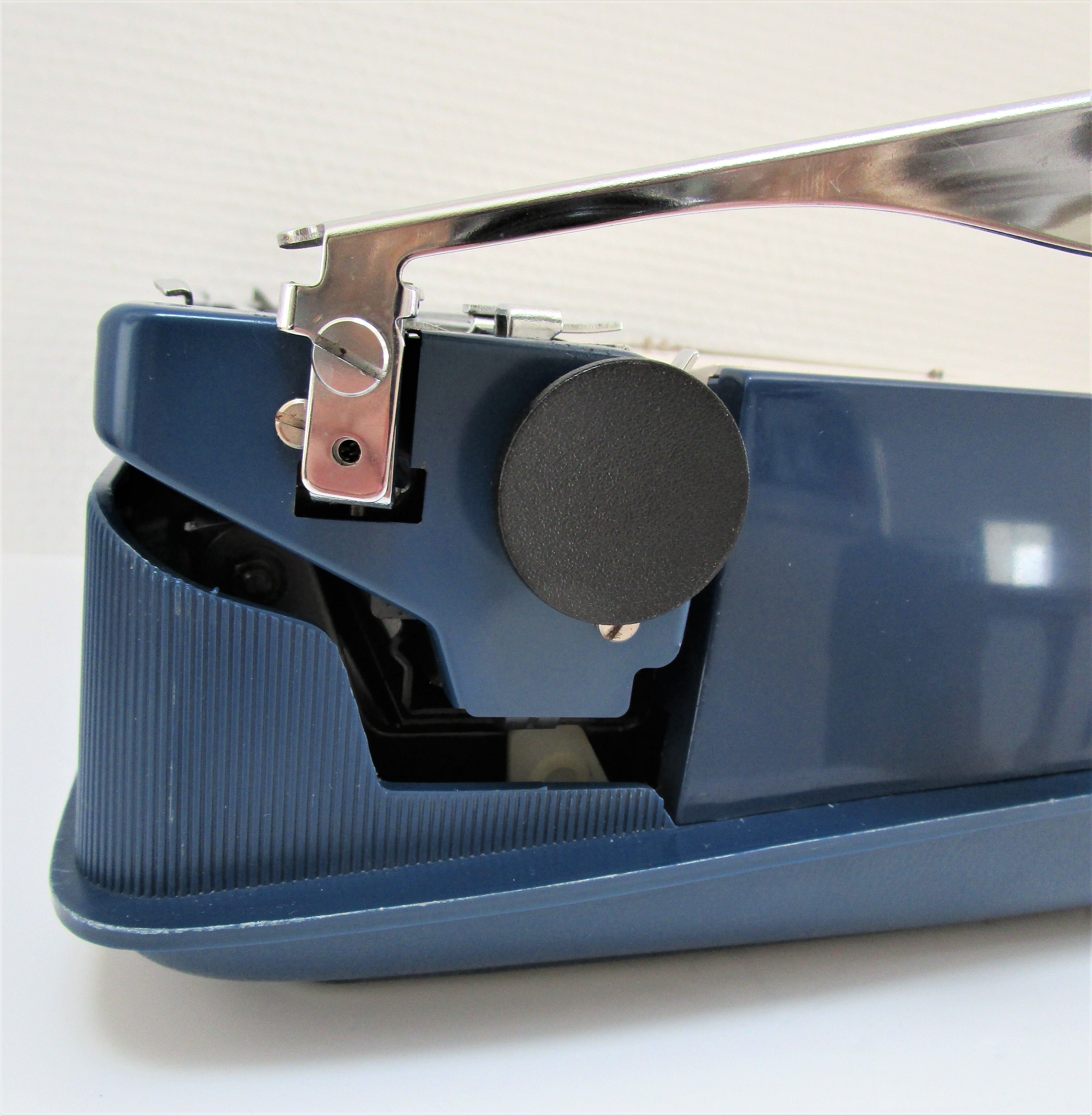 typewriter Remington Sperry rand Envoy III blue and white 70s