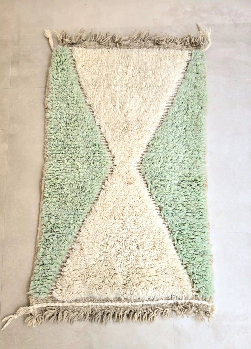 Green handmade decorative rug size 150 x 150 cm