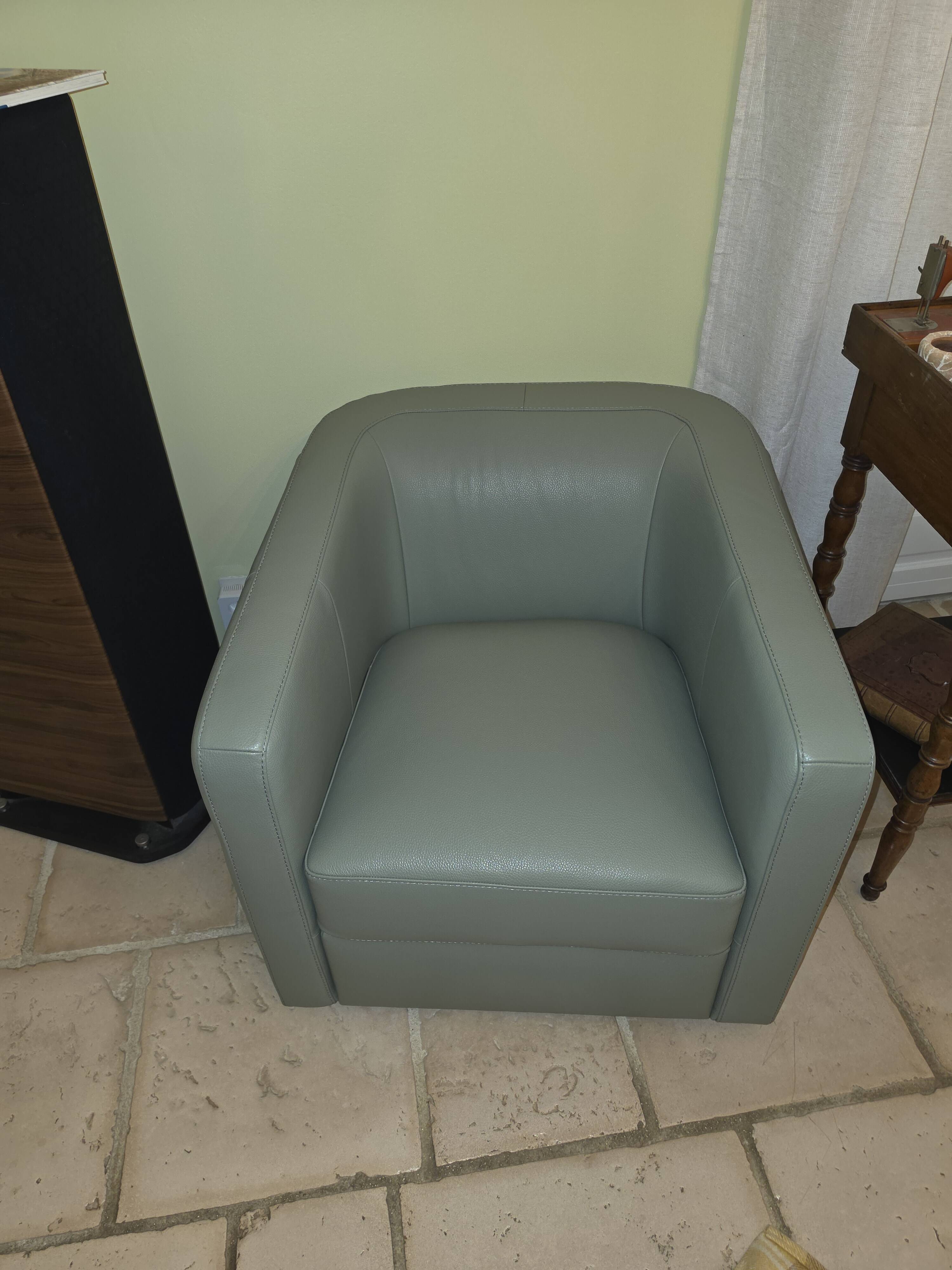 Leather armchair Poltrone Sofa.