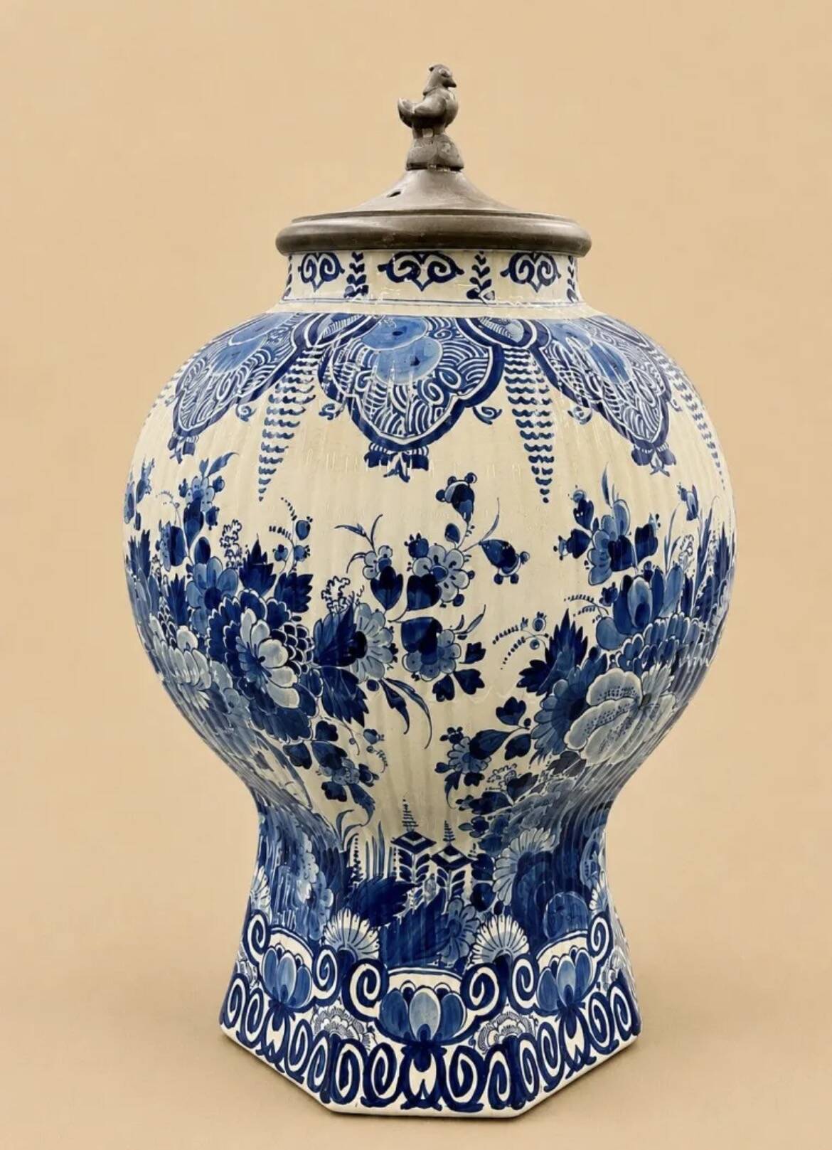 Delft. Important potiche in earthenware with blue and white decoration.