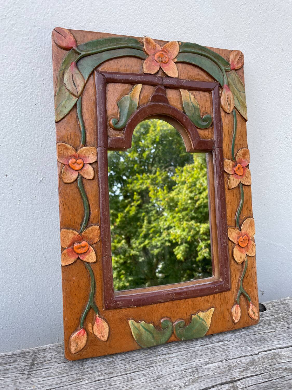 Miroir en bois, sculpté à décor de fleurs