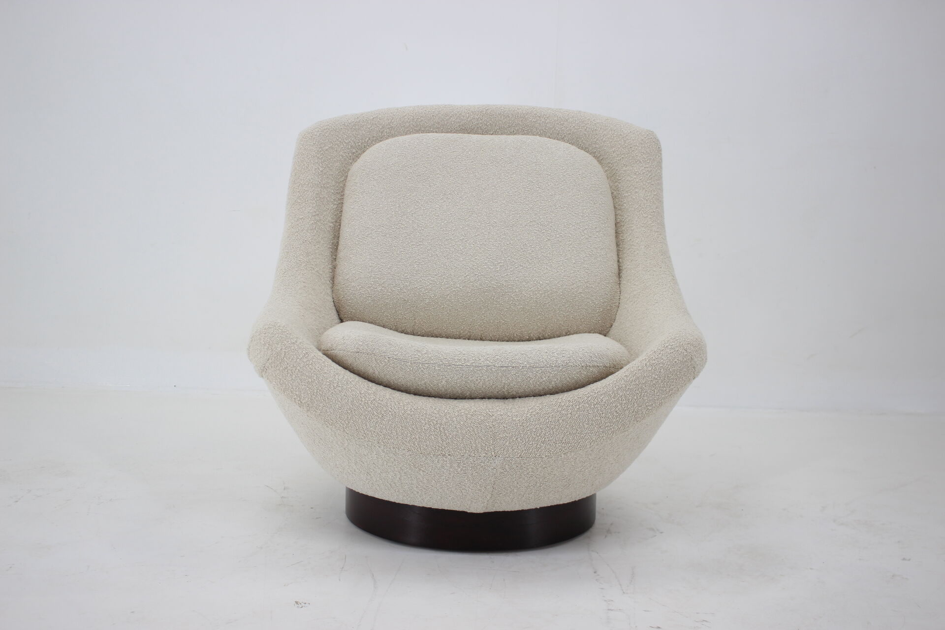 1970s Shell Lounge Chair in Bouclé Upholstery