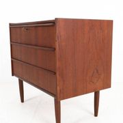 Mid-century teak chest of drawers / dresser / Danish modern design / 1960s
