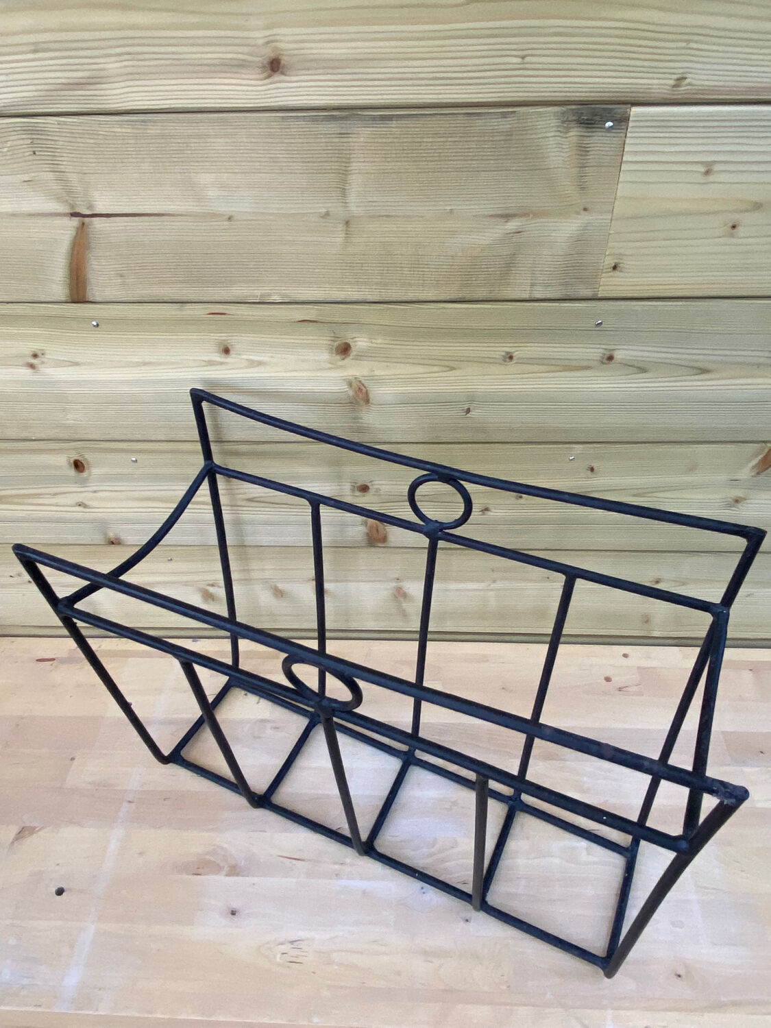 Magazine holders folk art in black metal