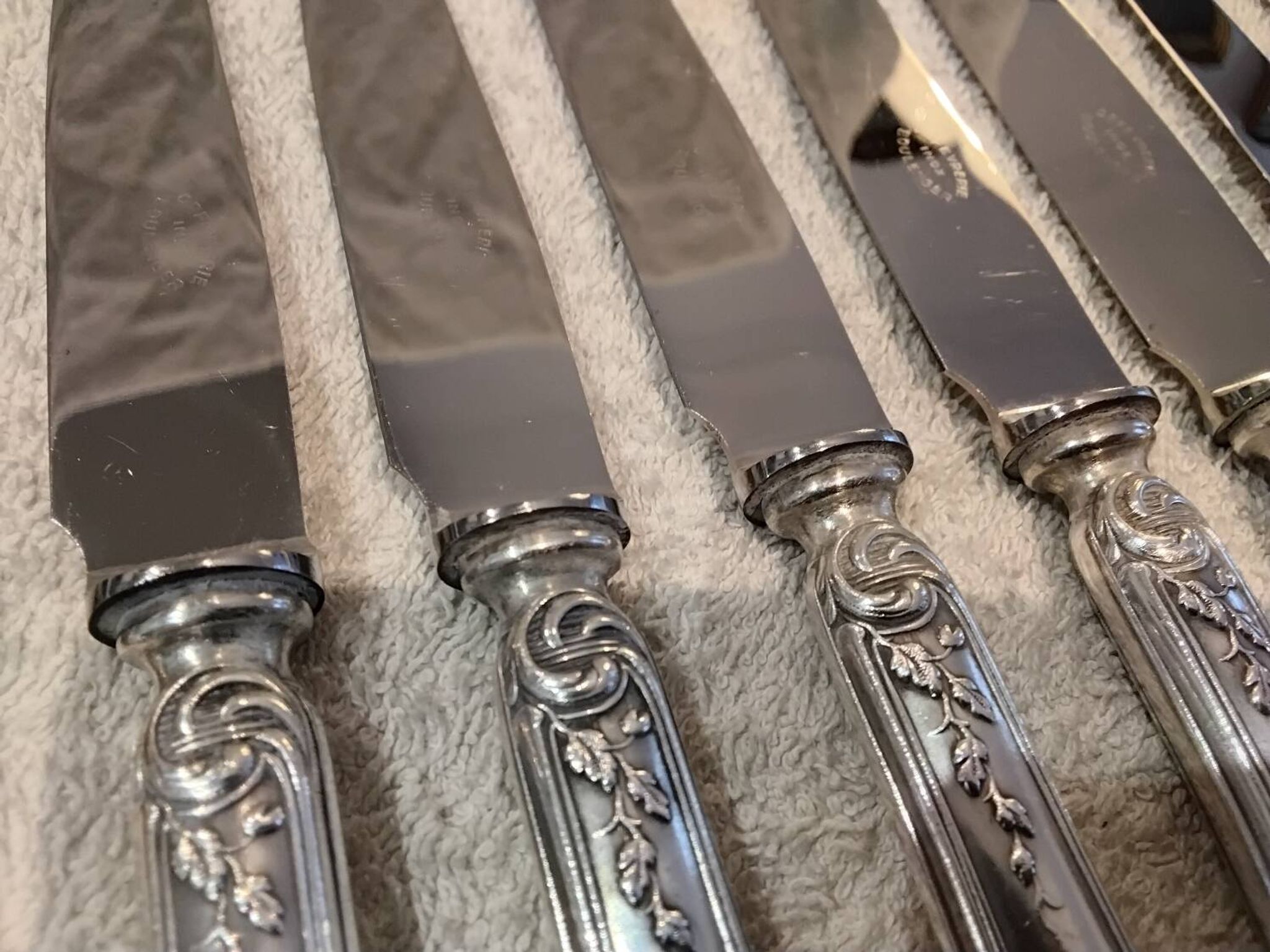 12 silver-plated dessert knives by Boulenger, Louis XV style, half-rich.