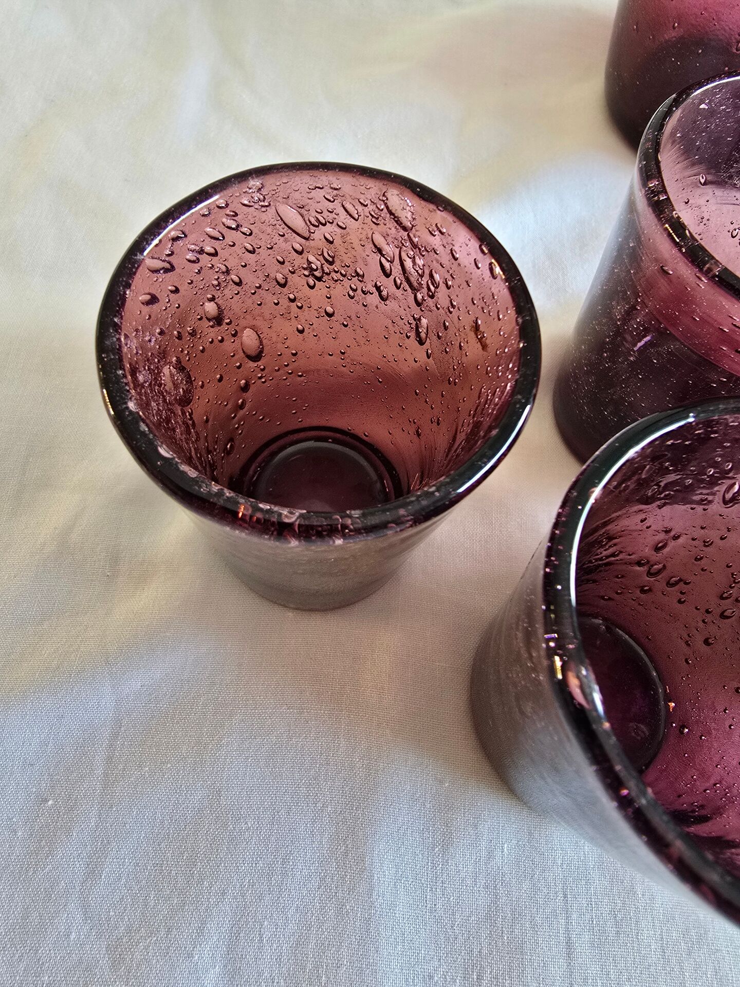 Service Verrerie de Biot, carafe et 4 verres en verre soufflé améthyste
