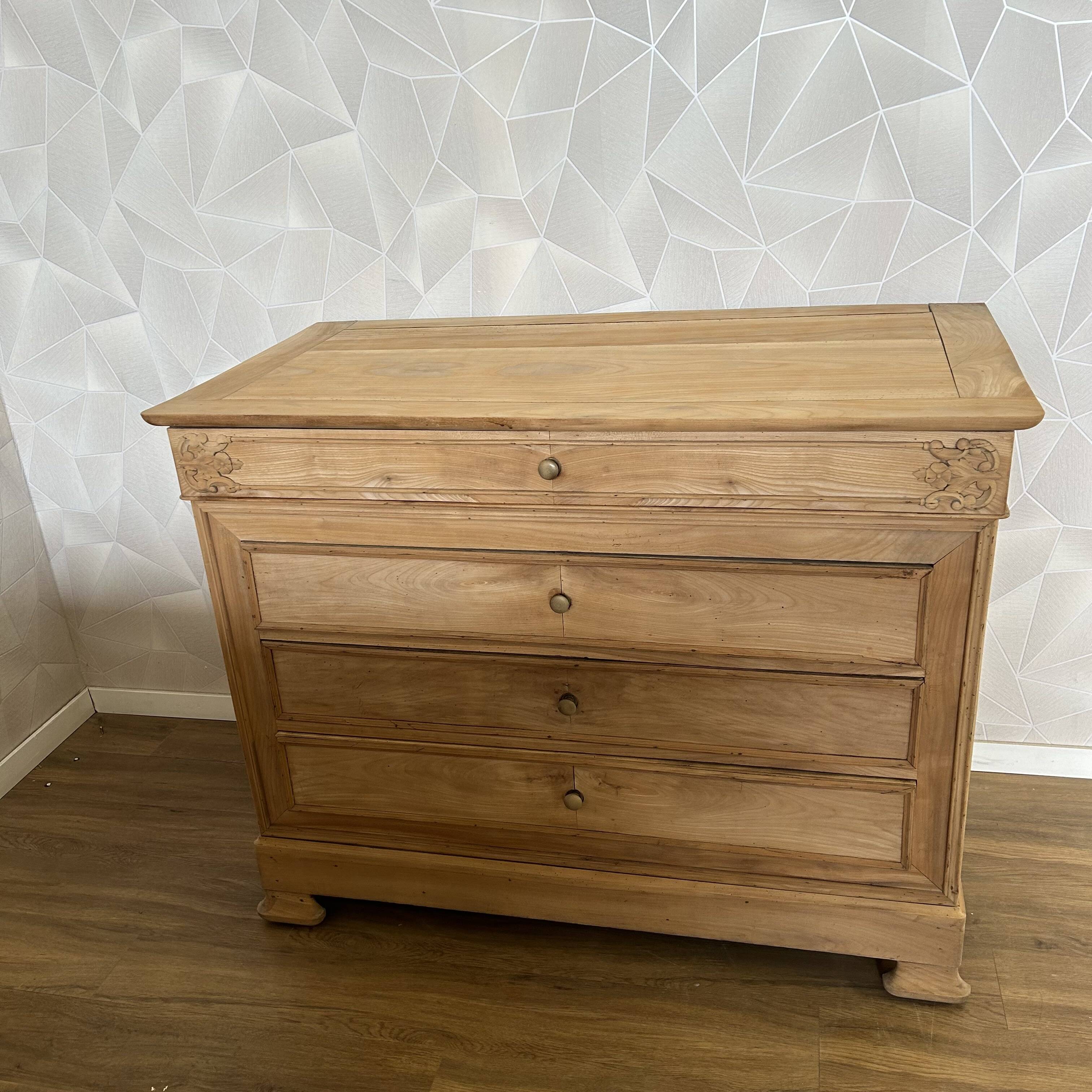 Antique chest of drawers with 4 airbrushed drawers