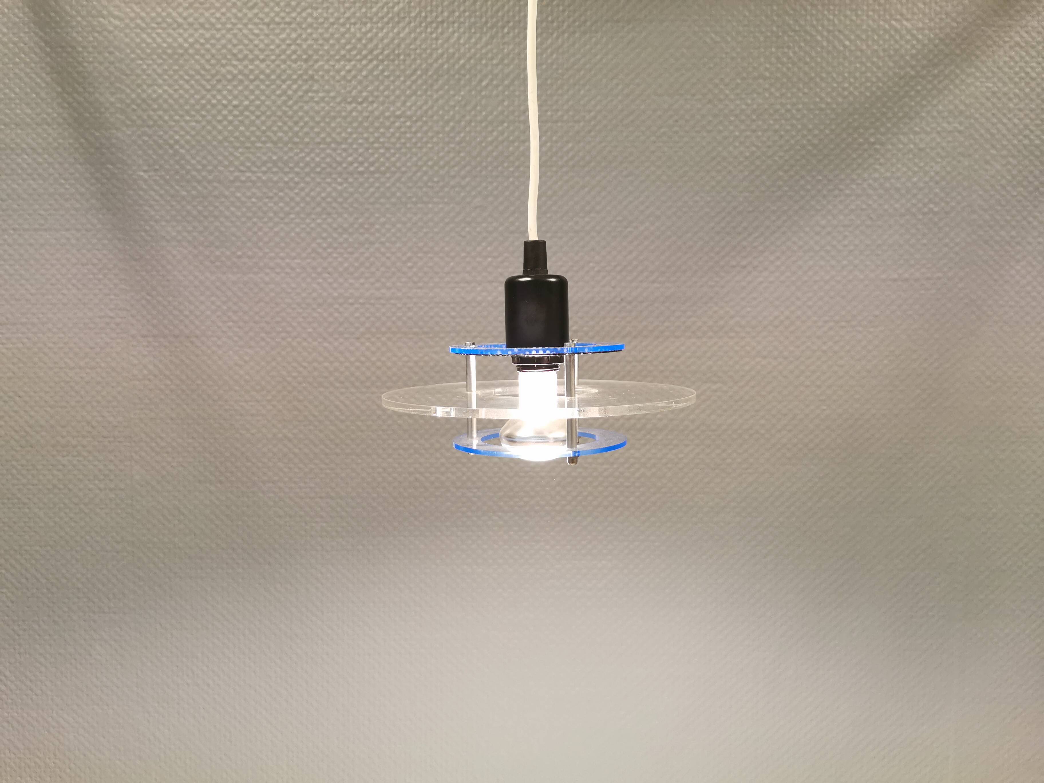 Petite suspension danoise Space-Age en verre plexi translucide, estimée années 1980.