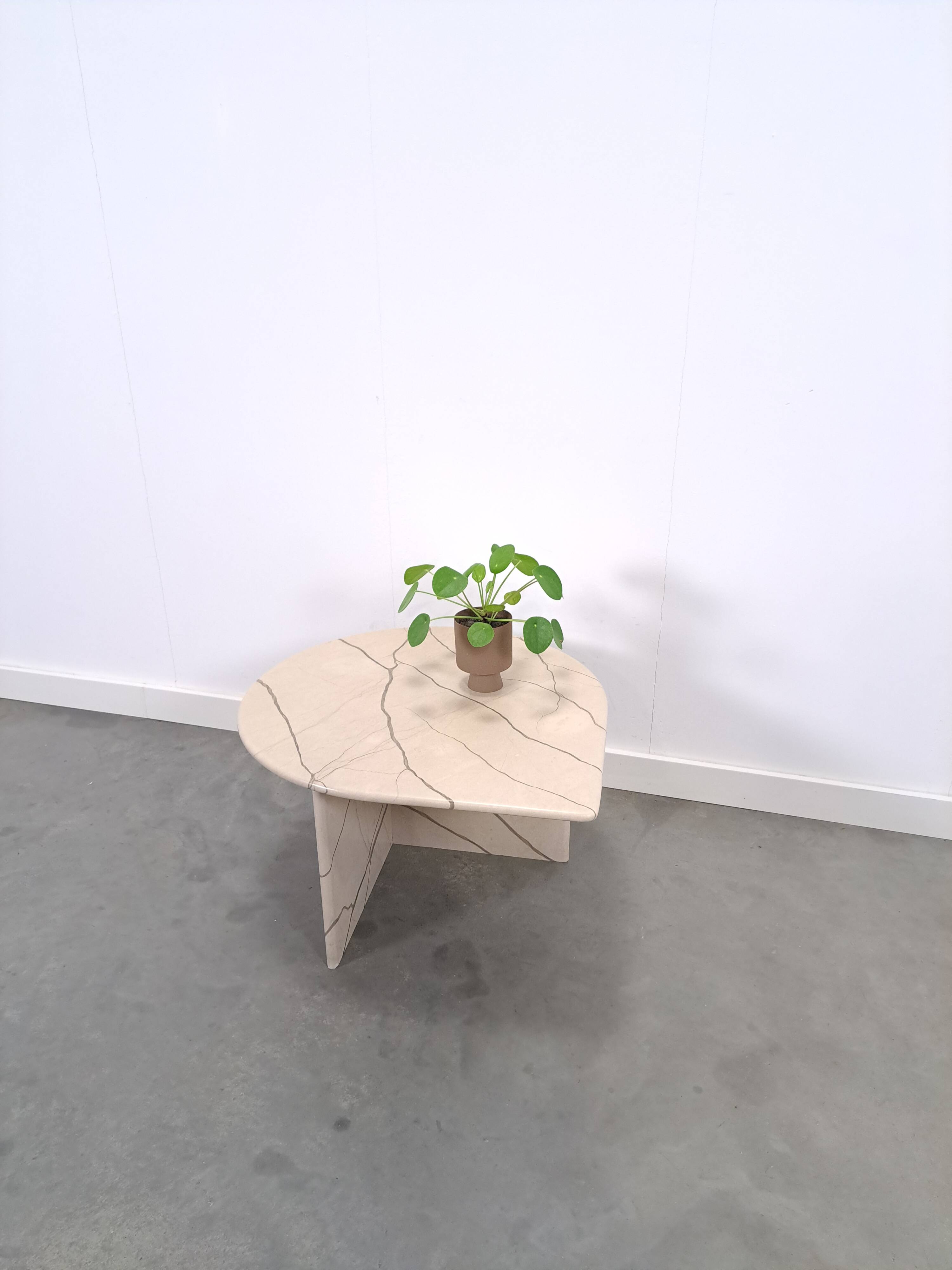 Marmeren druppelvormige tafel